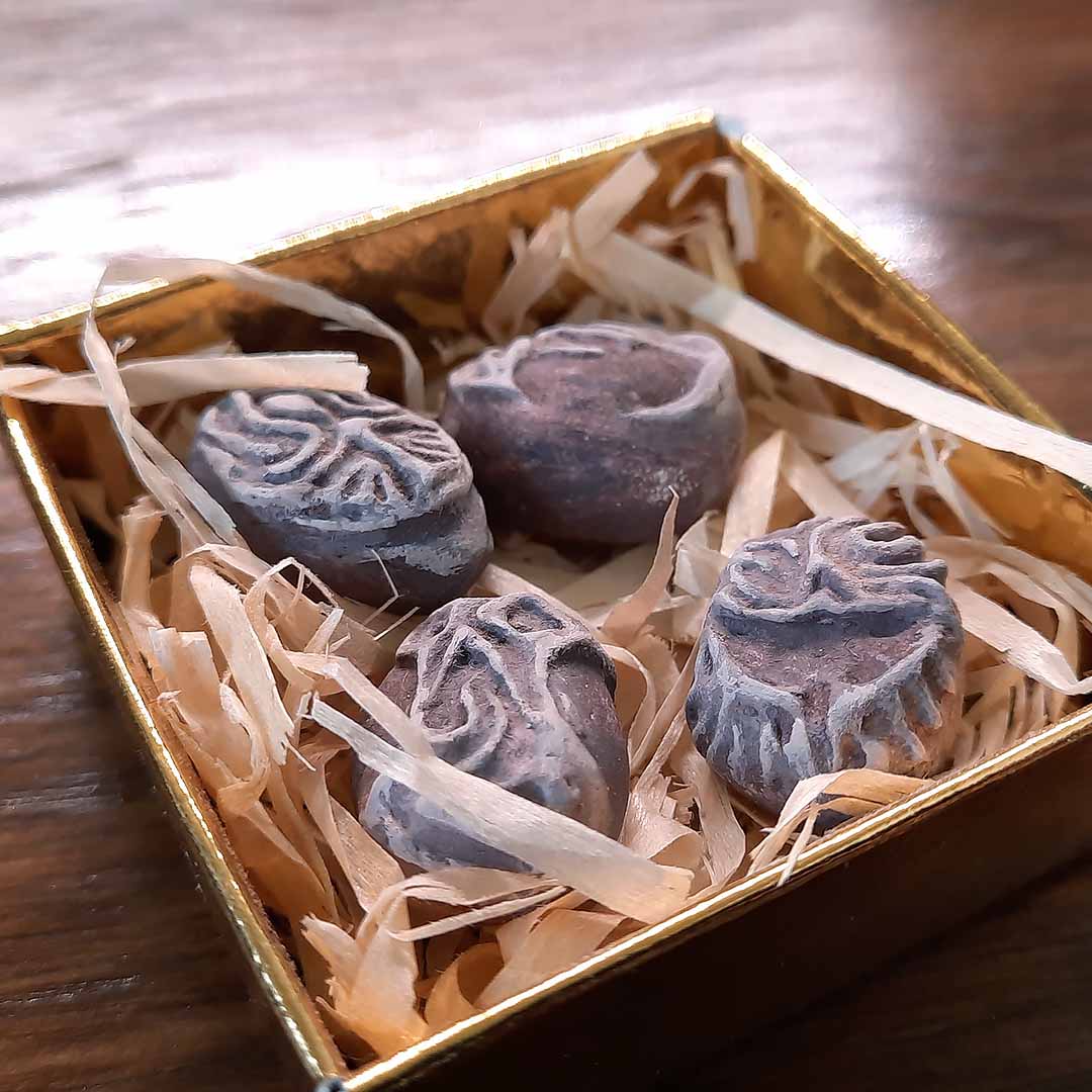 Miniature Crafts: DS2 Carvings in Open Box